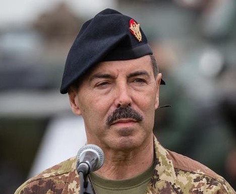 L'ex capo di Stato Maggiore dell'Esercito Italiano Farina con basco nero e fregio del Generale del Corpo d'Armata