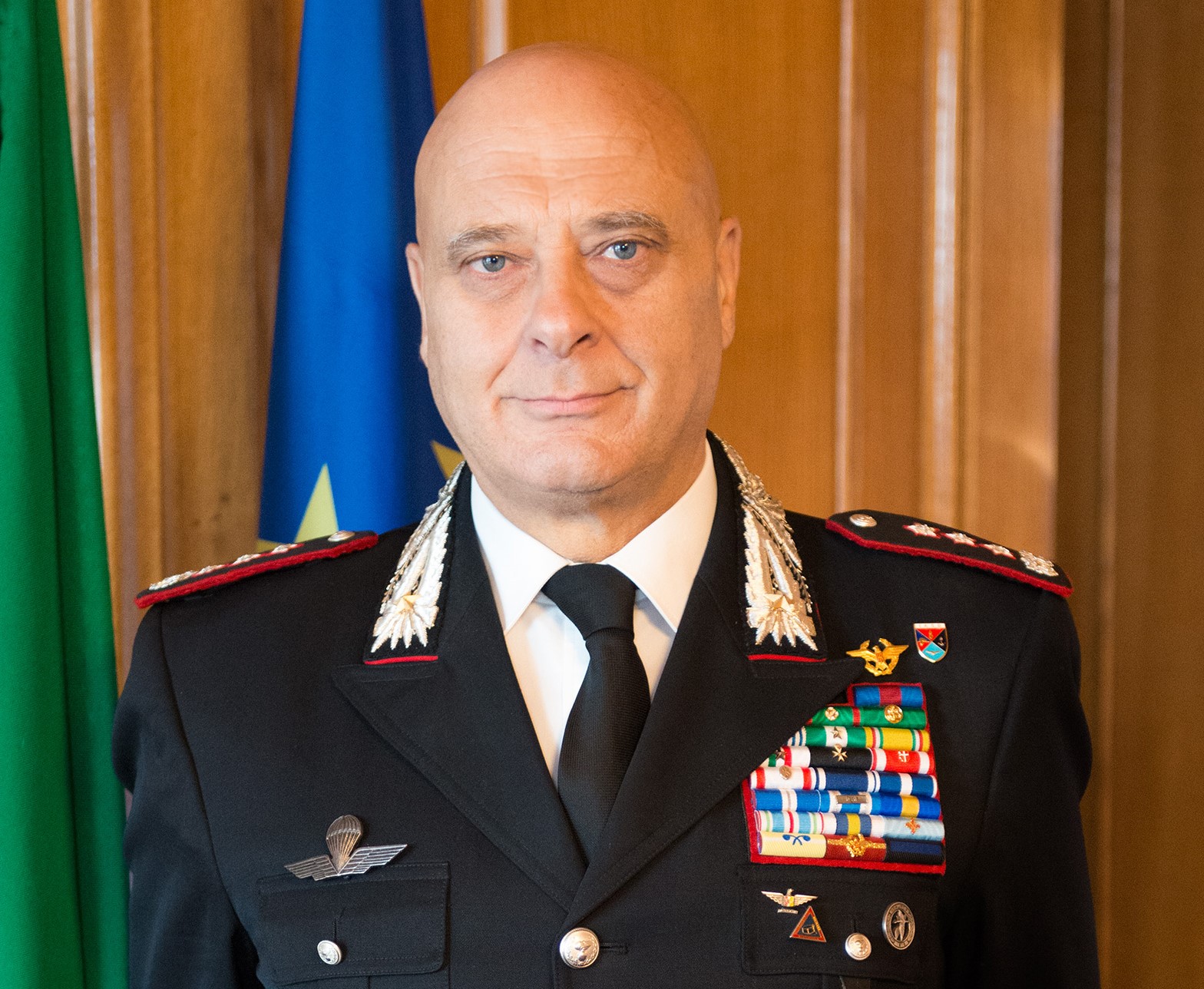 Vincenzo Coppola e il suo medagliere con cornice rossa, simbolo dell'Arma dei Carabinieri