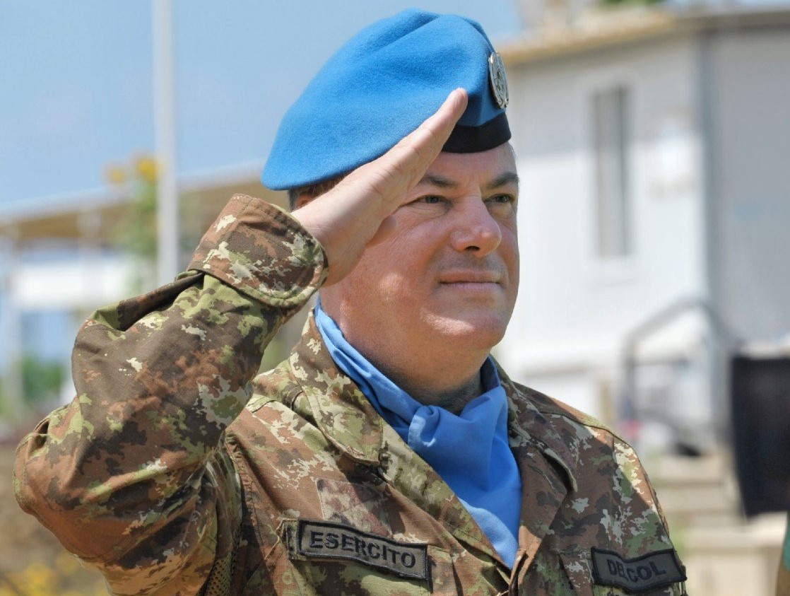 Generale Stefano Del Col con basco azzurro e fregio ONU