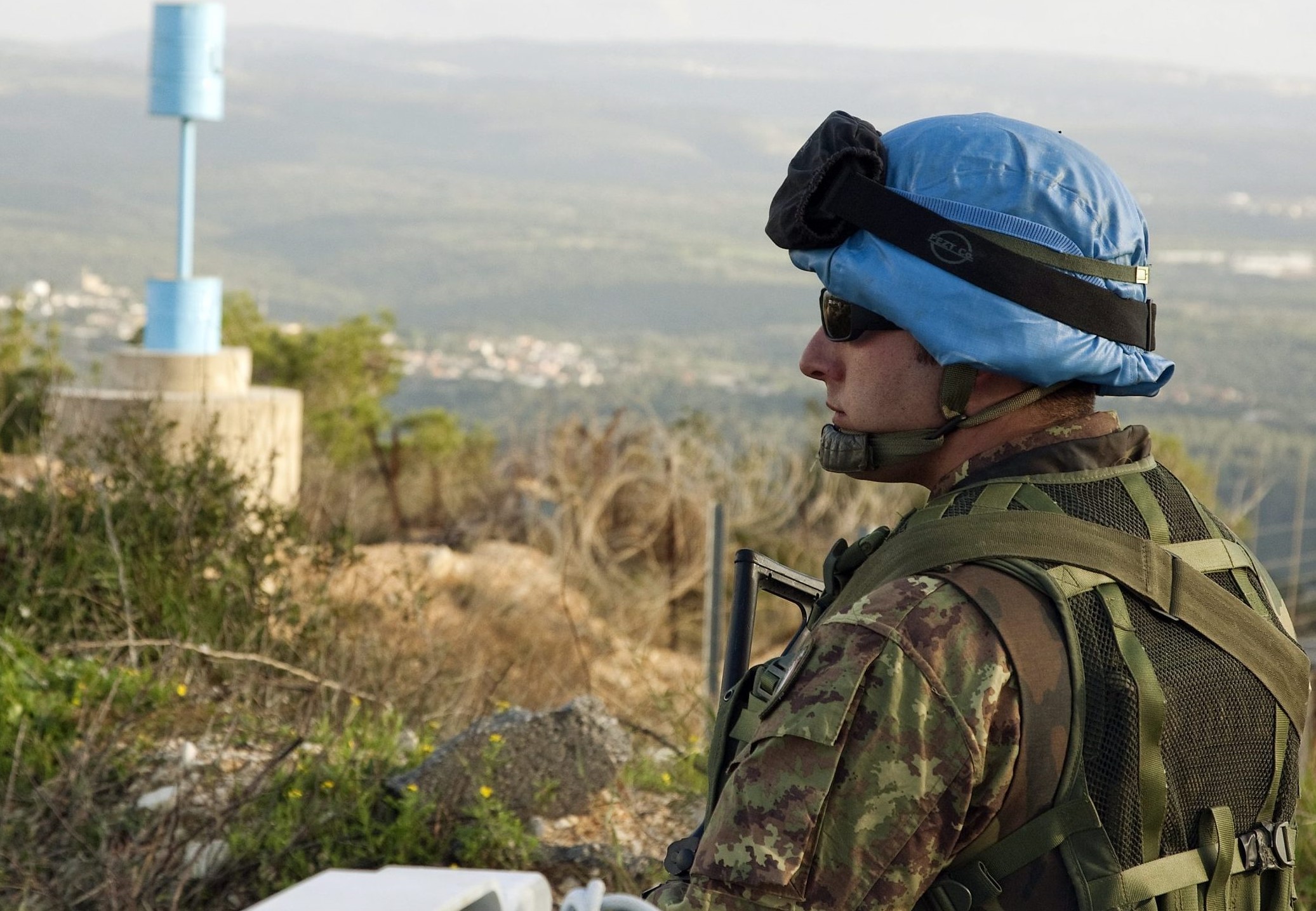 Soldato UNIFIL in Libano con indosso il telino azzurro ONU