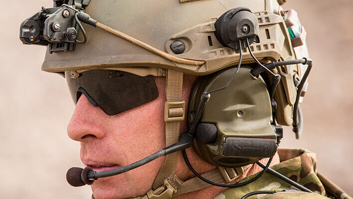 Un militare con indosso cuffie elettroniche e gli occhiali balistici Oakley SI M-Frame