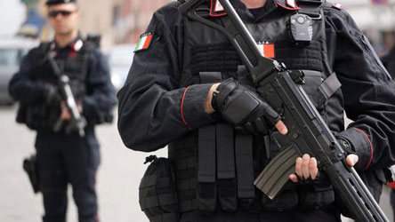 Un militare dei Carabinieri in servizio con divisa da OP, gilet tattico e guanti rinforzati a mezze dita