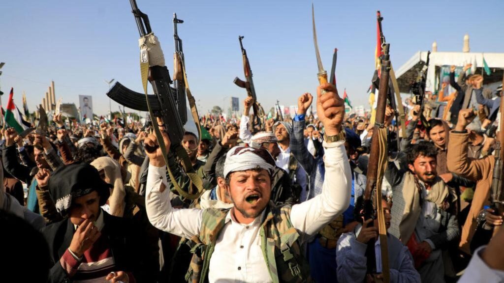 combattenti yemeniti con armi alzate