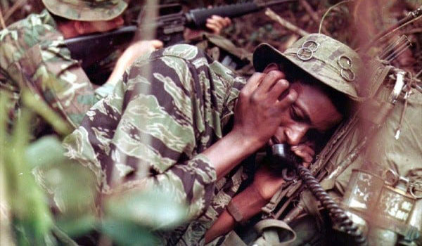 militare americano in vietnam al telefono